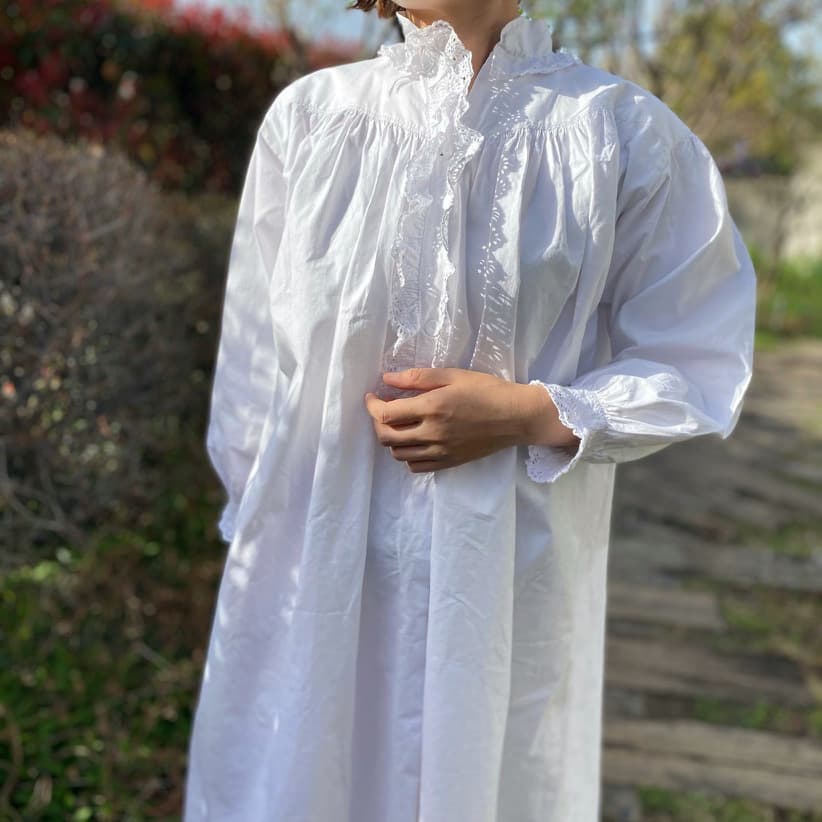 スタンドカラーのアンティークレースワンピース 