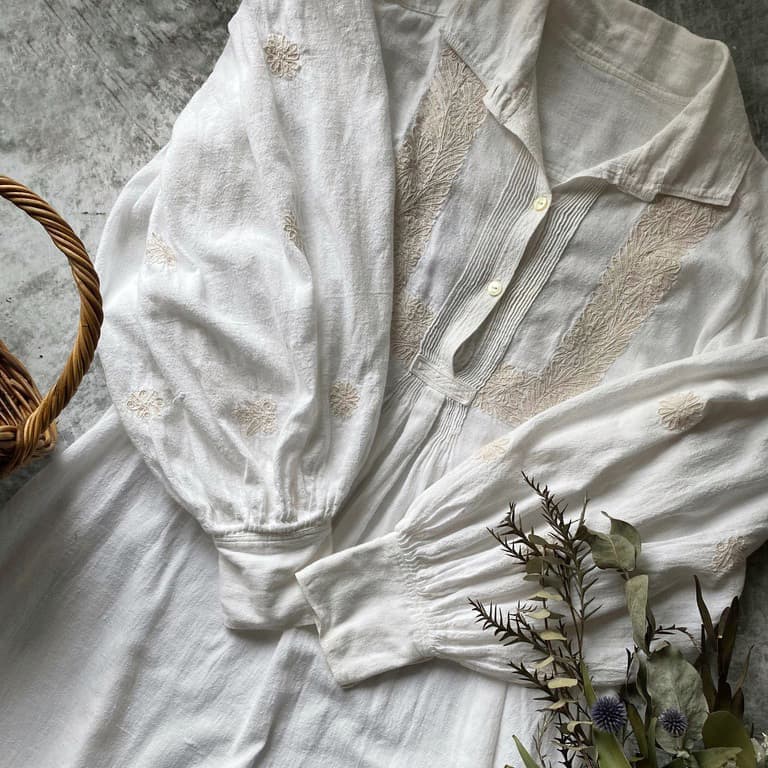 アンティークエンブロイダリーパフスリーブドレス