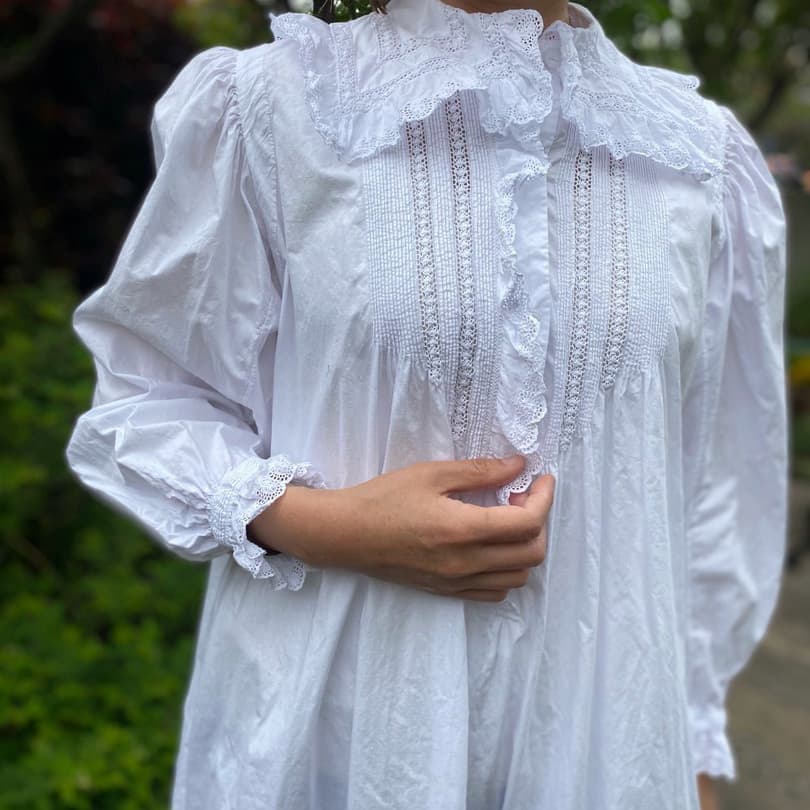 スカラップフリルレースの アンティークナイトドレス