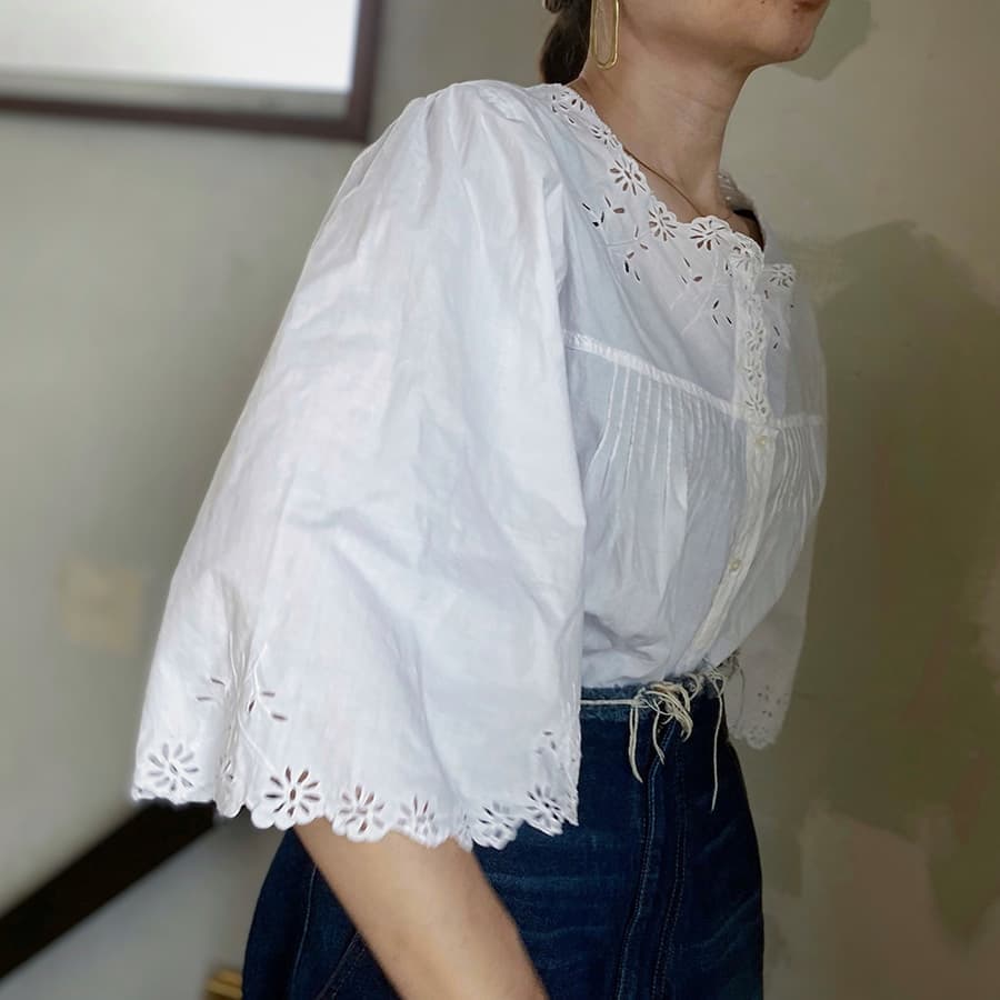 アンティークラッフルスリーブブラウス